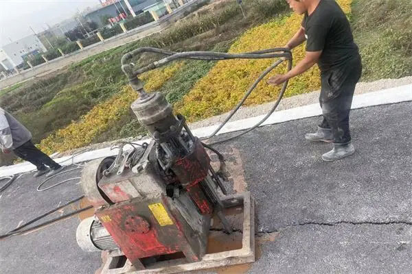 板桥镇马路面下沉注浆加固